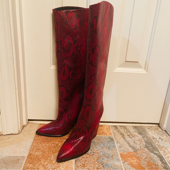 👢Stunning Red & Black Snake Print Pointed Toe High Heel Boot! - Picture 3 of 11